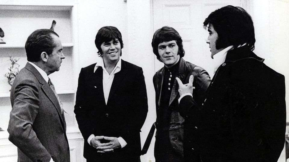 Elvis und Nixon Elvis mit Jerry Schilling, Sonny West und Präsident Nixon