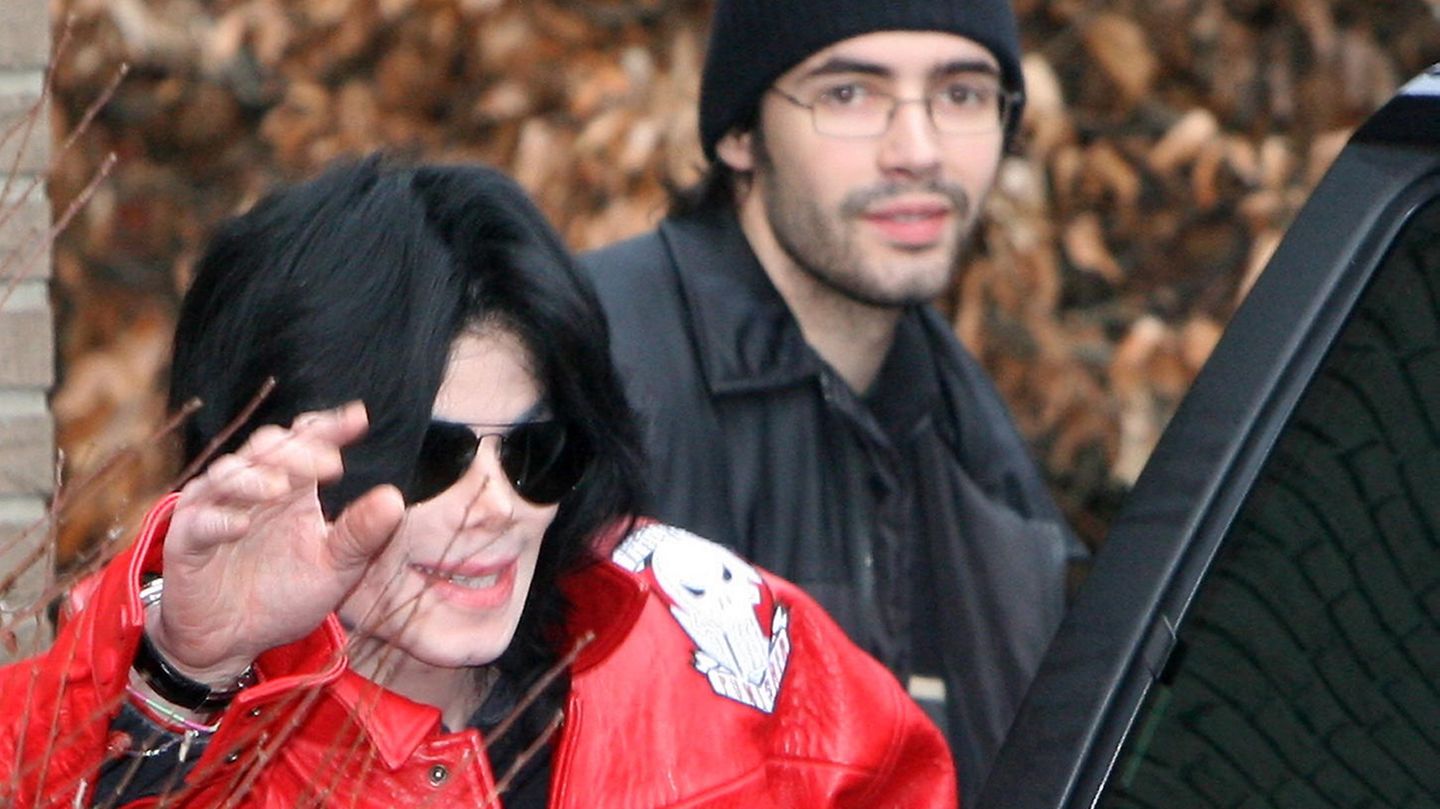 Michael Jackson 2006 bei seinem Besuch in Hamburg. Im Hintergrund Anton Schleiter, in dessen Haus im Stadtteil Niendorf der Sänger wohnte.