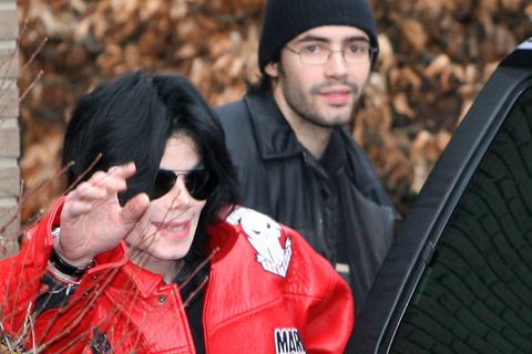 Michael Jackson 2006 bei seinem Besuch in Hamburg. Im Hintergrund Anton Schleiter, in dessen Haus im Stadtteil Niendorf der Sänger wohnte.