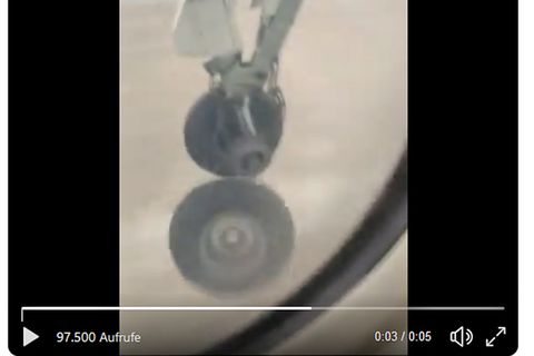 Verlorenes Rad eines Flugzeugs