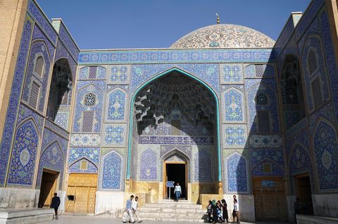 Die Scheich-Lotfollāh-Moschee am berühmten Platz des Imams oder auch Königsplatz in Isfahan - der Sakralbau aus dem 17. Jahrhundert gehört zum Unesco-Weltkulturerbe