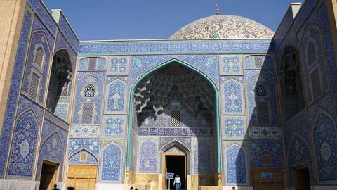Die Scheich-Lotfollāh-Moschee am berühmten Platz des Imams oder auch Königsplatz in Isfahan - der Sakralbau aus dem 17. Jahrhundert gehört zum Unesco-Weltkulturerbe