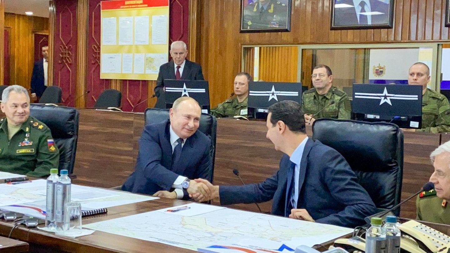 Bei einem überraschenden Besuch in Syrien hat Wladimir Putin die "gewaltigen" Fortschritte in dem Bürgerkriegsland gepriesen