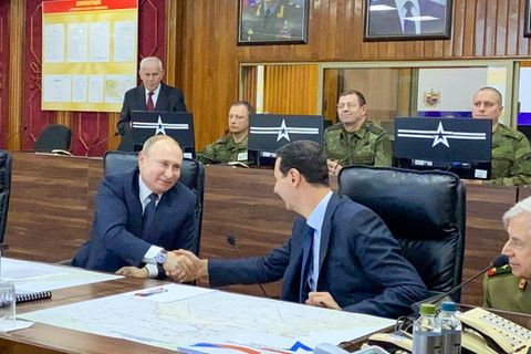 Bei einem überraschenden Besuch in Syrien hat Wladimir Putin die "gewaltigen" Fortschritte in dem Bürgerkriegsland gepriesen