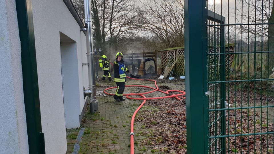 Nachrichten aus Deutschland: Mann soll Hund getötet und samt Hütte verbrannt haben Nachrichten aus Deutschland: Ein Feuerwehrmann bei der Brandbekämpfung