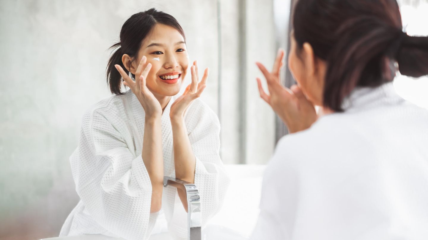 Die zehn Schritte der Korean Skin Care sollen zu einem ebenmäßigeren Hautbild verhelfen Die zehn Schritte der Korean Skin Care sollen zu einem ebenmäßigeren Hautbild verhelfen