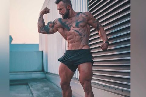 Youtuber Jil: Bodybuilder präsentiert seine Muskeln, aber die Fans lenkt etwas anderes ab