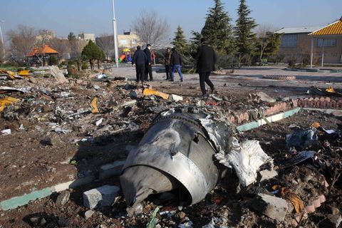 Trümmer der im Iran abgestürzten Boeing 737-800 von Ukraine International