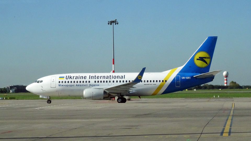 Eine Boeing 737  der Fluggesellschaft Ukraine International rollte zum Start