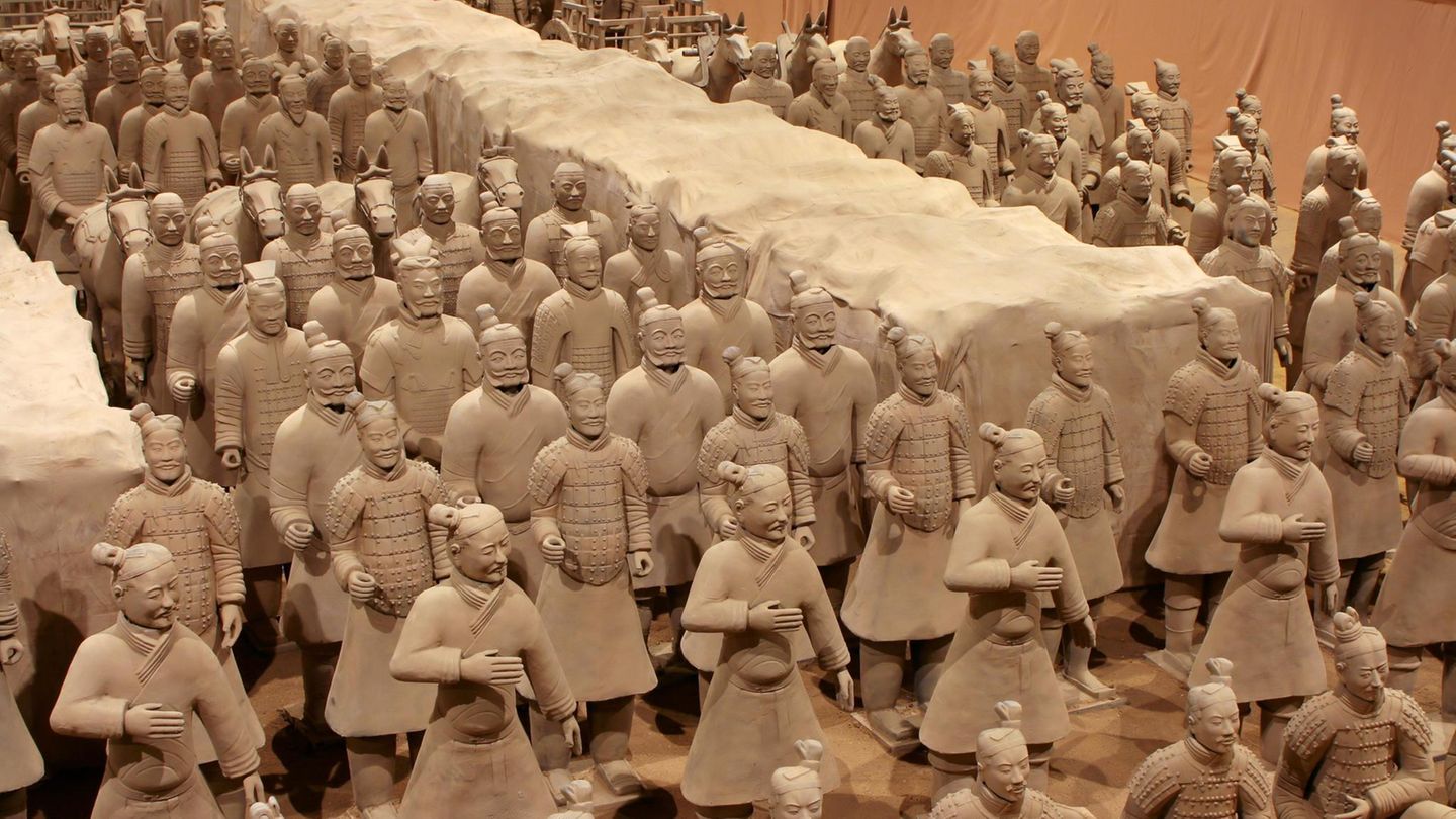 Tausende Soldaten bewachen den toten Kaiser.