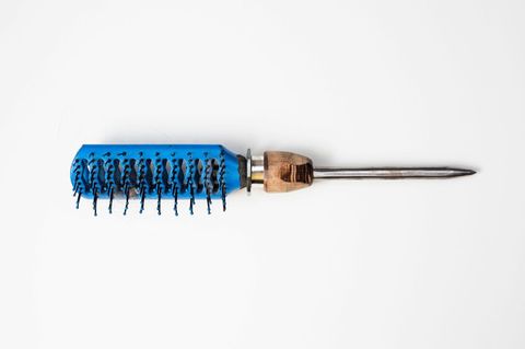 Haarbürste mit Stachel im Griff
