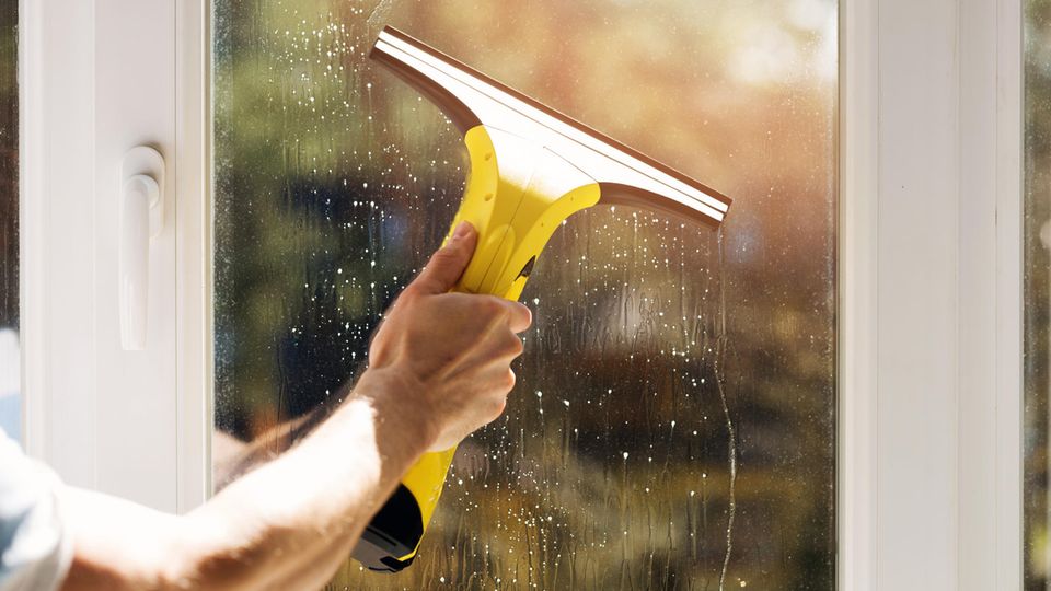 Fenster putzen — mit einem Fenstersauger schnell erledigt