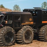 Mit gemütlichen 30 km/h zuckelt der Sherp durch die Landschaft. Hier ist gut der geringe Druck der Reifen zu erkennen