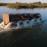 Im Wasser "paddelt" der Sherp mit den Reifen voran, einen Propeller gibt es nicht.