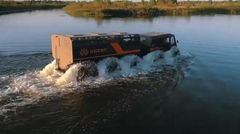 Im Wasser "paddelt" der Sherp mit den Reifen voran, einen Propeller gibt es nicht.