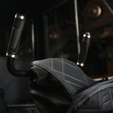 Aufgrund der archaischen aber unverwüstlichen Ansteuerung der Räder besitzt der Sherp ein Steuerhorn.