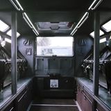 Gemütlich wie einem Schützenpanzer geht es in der Kabine zu.