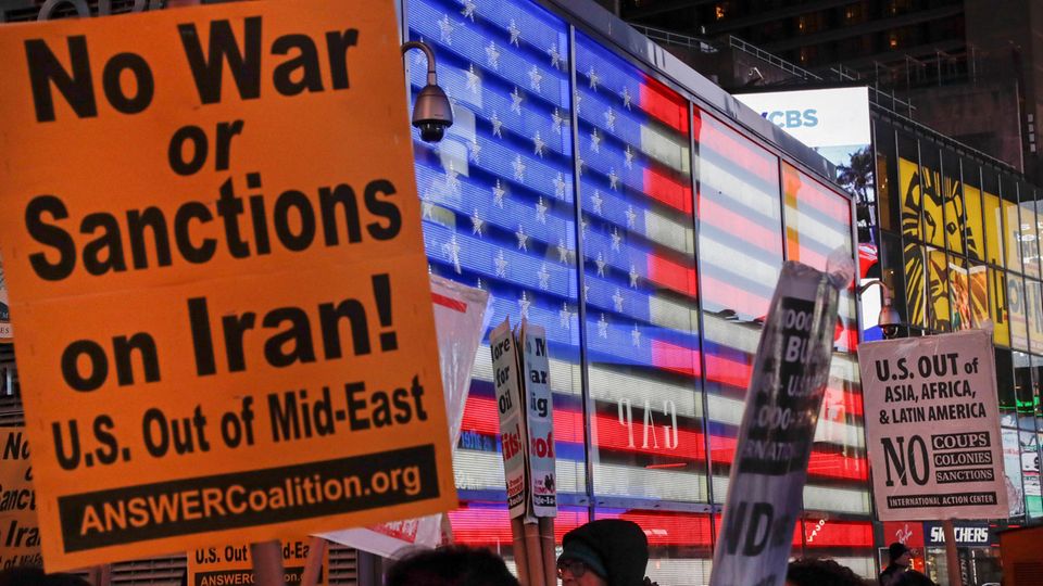 Ein Plakat fordert: Kein Krieg gegen den Iran und keine Sanktionen