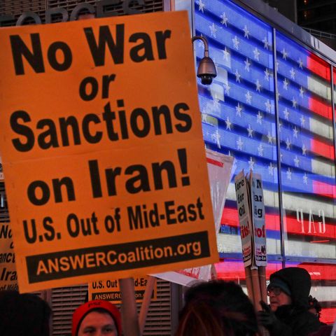 Ein Plakat fordert: Kein Krieg gegen den Iran und keine Sanktionen