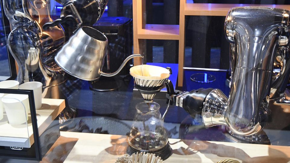 Roboter gießen Kaffee ein