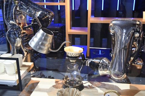 Roboter gießen Kaffee ein