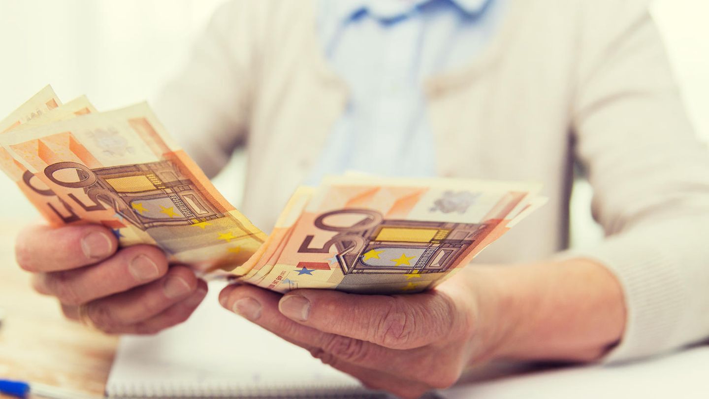 Frau zählt Geld