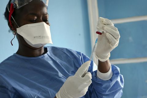 Aufgrund von Konflikten und schlechter Infrastruktur sei die Impfrate laut der WHO in vielen Regionen im Kongo niedrig