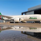 Boeing 777 von Alitalia vor einem Hangar