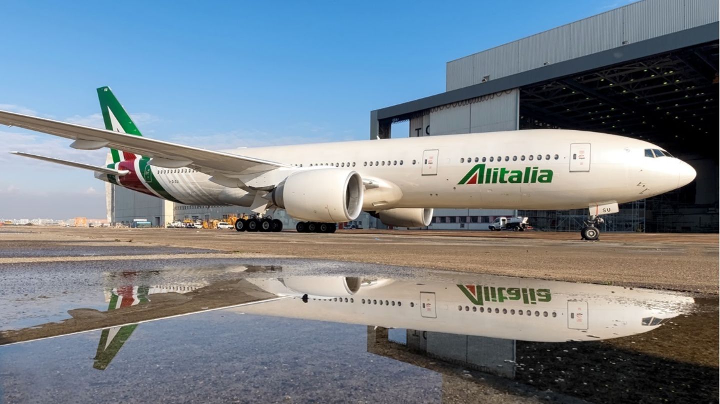 Boeing 777 von Alitalia vor einem Hangar