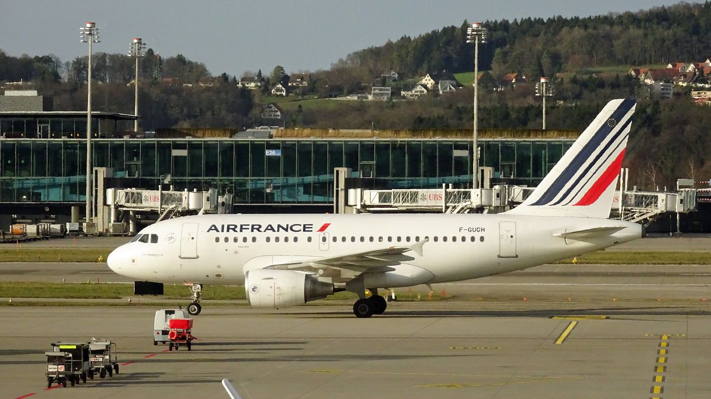 Airbus A318 von Air France rollt zum Standplatz