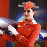 Flugbegleiterin von Aeroflot mit Flugzeugmodell