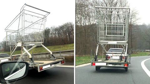 Ein Fahrzeug auf der Autobahn in Dortmund transportiert einen riesigen Einkaufswagen