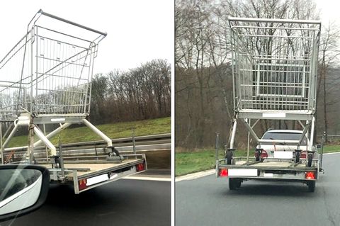 Ein Fahrzeug auf der Autobahn in Dortmund transportiert einen riesigen Einkaufswagen