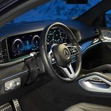 Das bekannte GLE-Cockpit mit den großen Bildschirmen