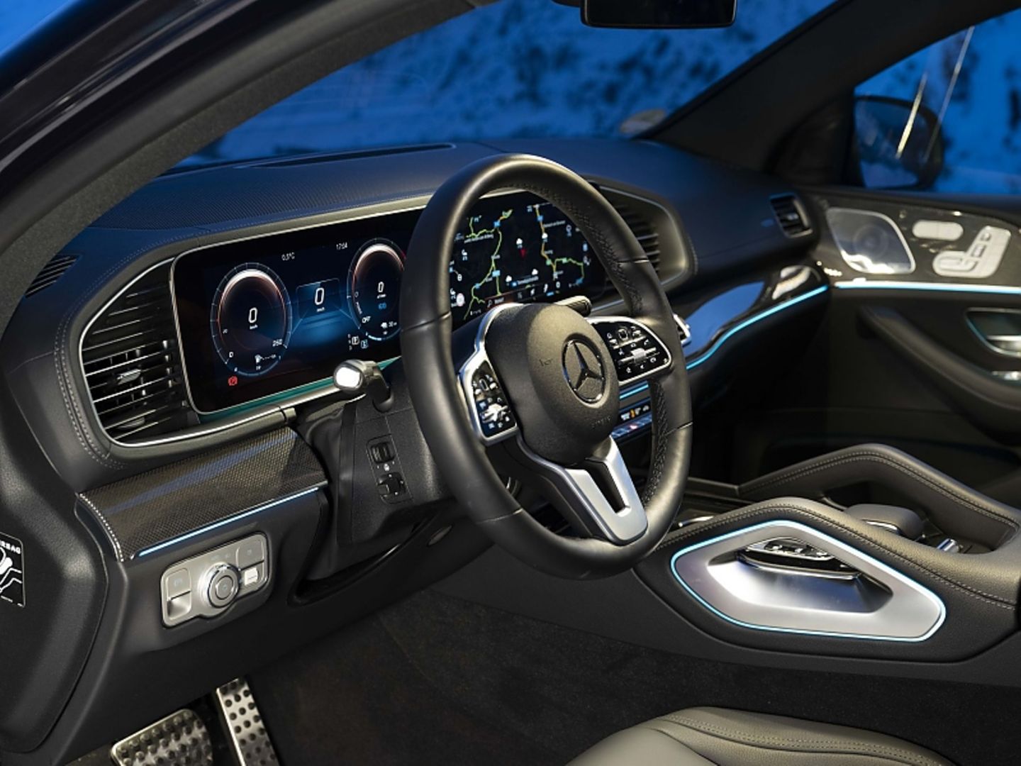 Das bekannte GLE-Cockpit mit den großen Bildschirmen