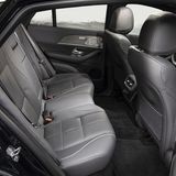 Trotz des Coupé-Dachs ist die Kopffreiheit hinten in Ordnung