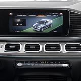 Der rechte Monitor dient als Informationszentrale