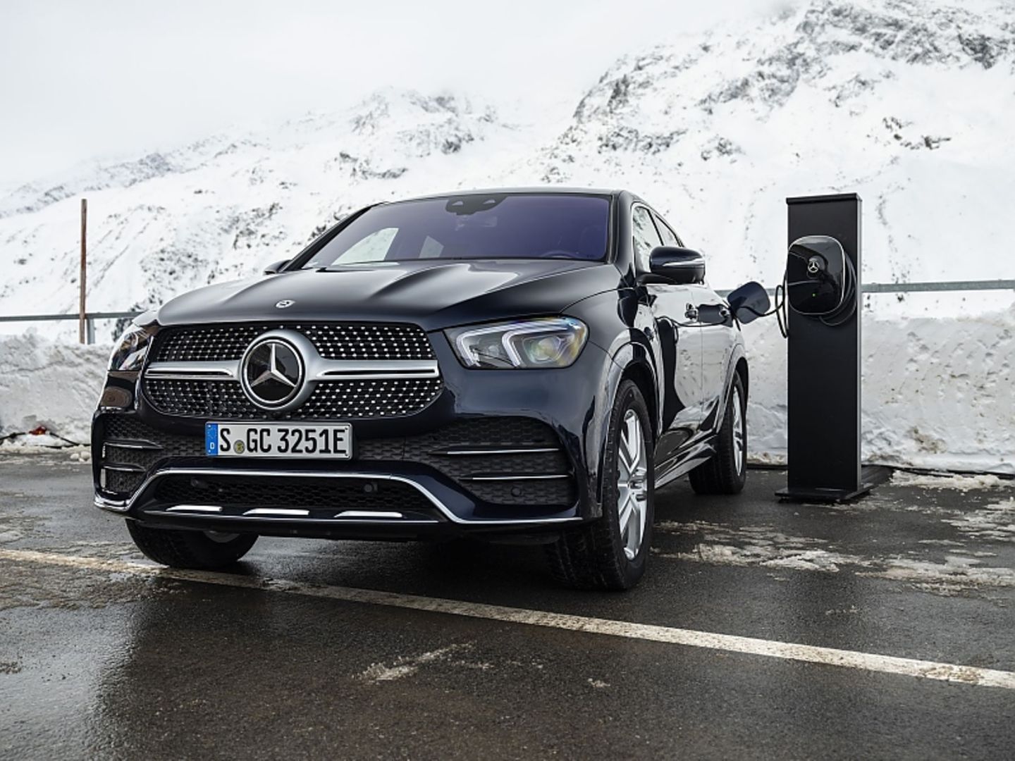 Bei 60 kW Gleichstrom dauert es rund 20 Minuten, bis die Batterien zu 80 Prozent gefüllt sind, vollgetankt sind sie nach etwa ei
