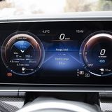 Anhand der Rundinstrumente hat man immer im Blick, welche Antriebsform gerade am Werk ist