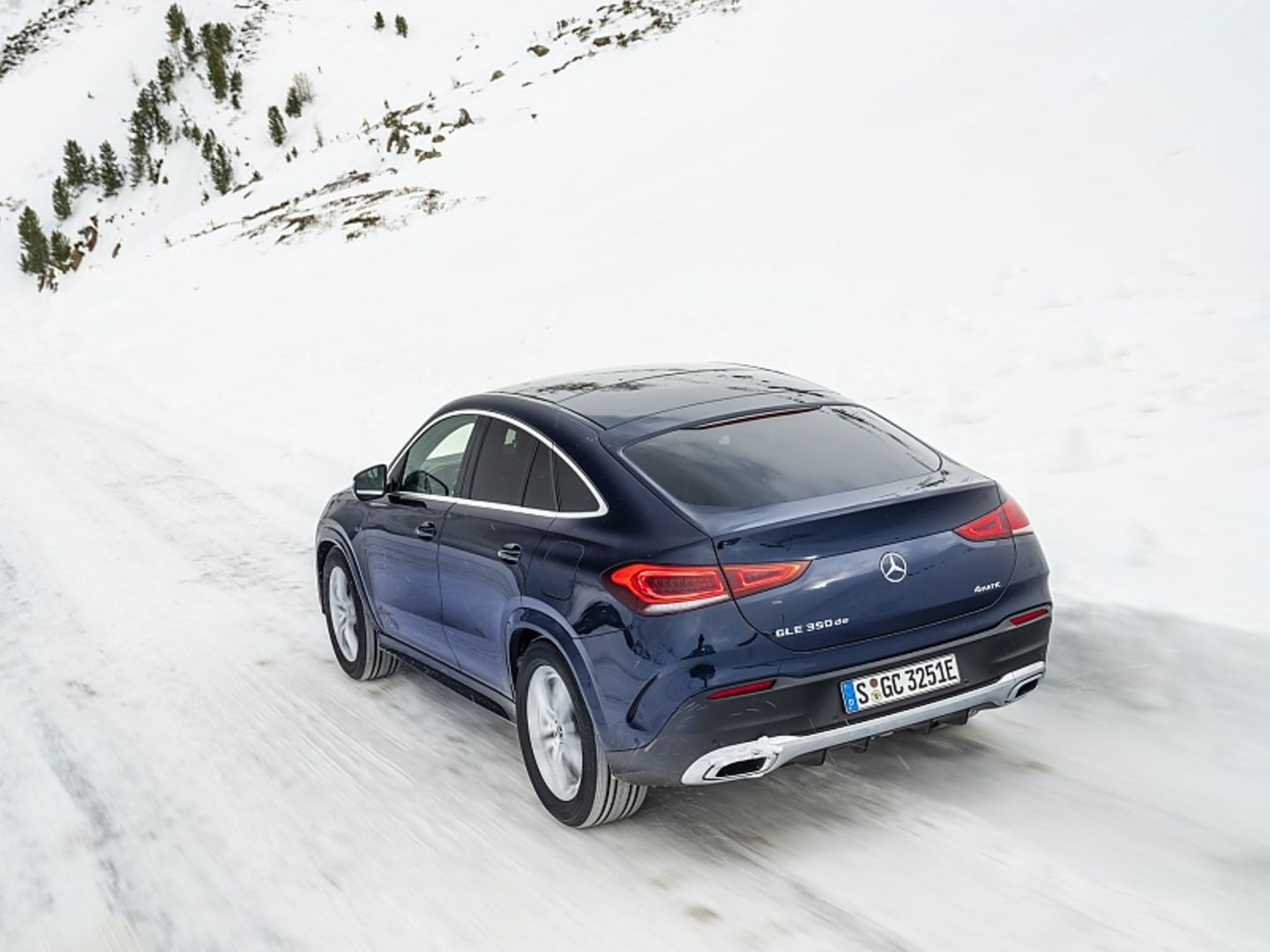 Wie bei den anderen PHEV-Modellen mit dem Stern kann man per Schaltwippen selbst den Grad der Energierückgewinnung bestimmen