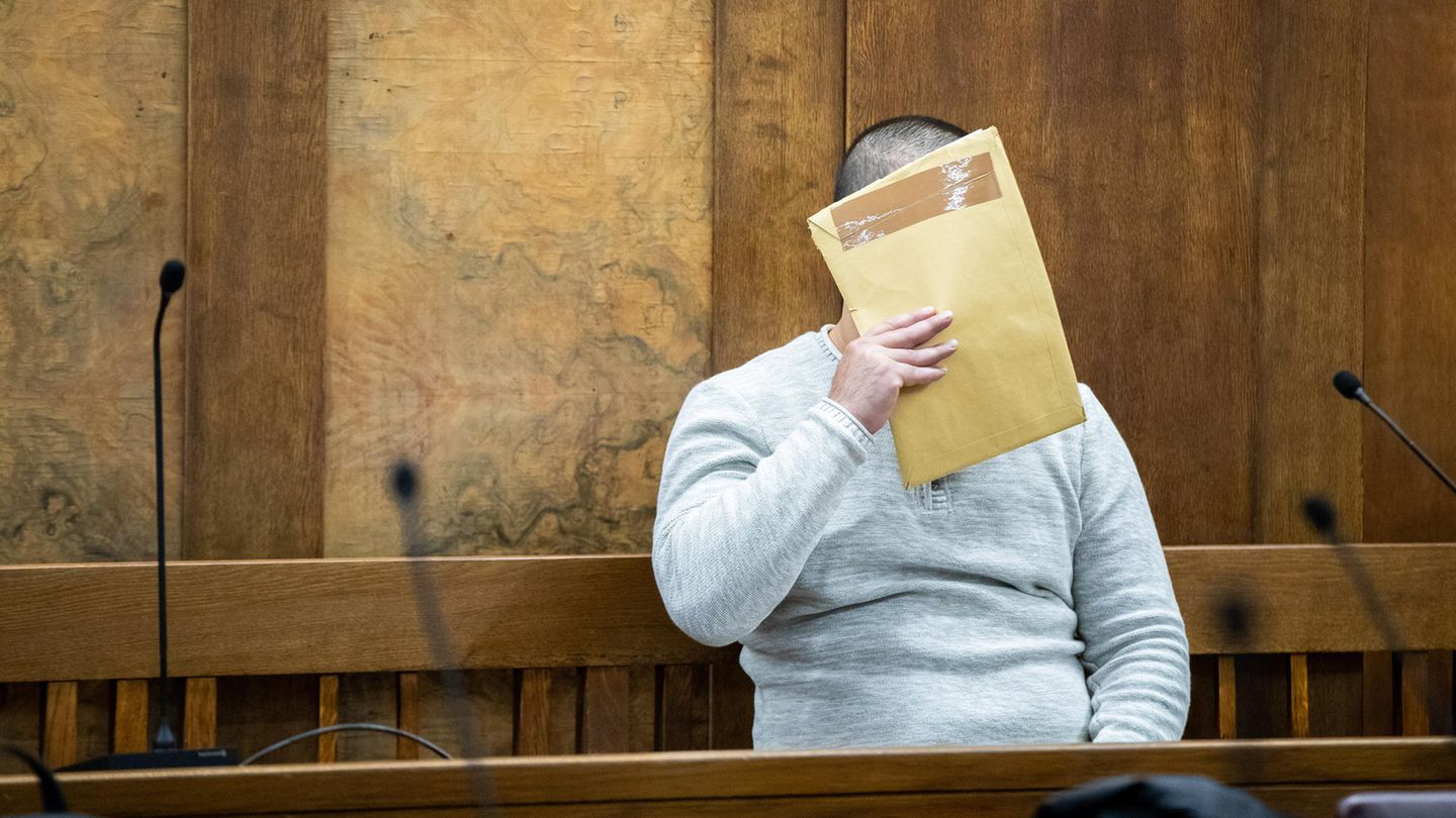 Jackson S. soll die 34-Jährige in Voerde ins Gleisbett geschubst haben