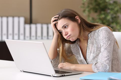 Frau schaut frustriert auf Computer
