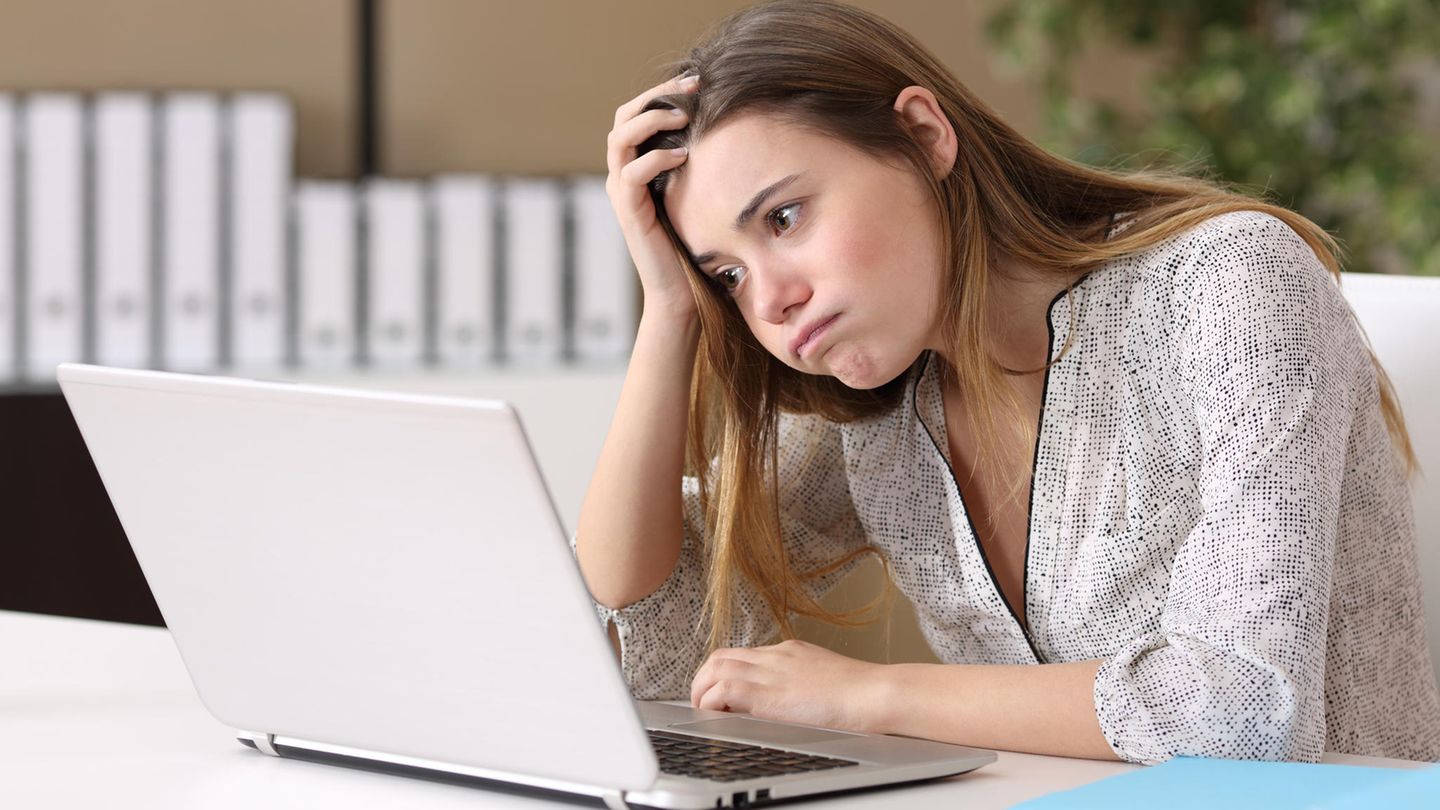 Frau schaut frustriert auf Computer