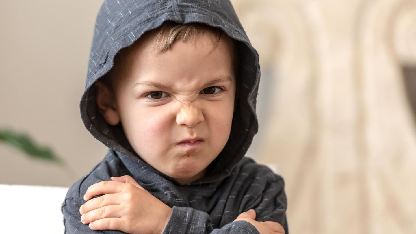 Eine kleiner Junge rümpft die Nase