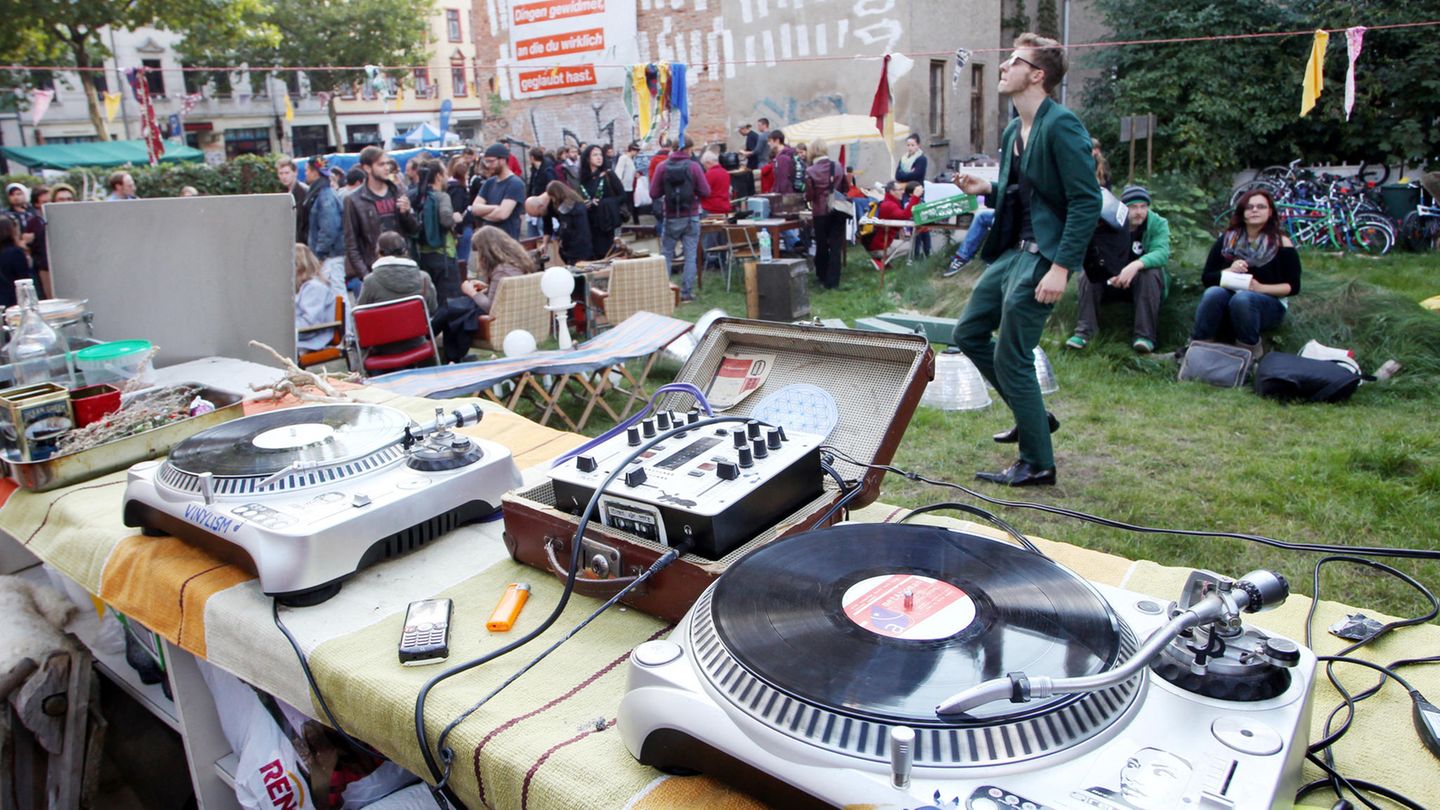 Place to go: Ein junger Mann tanzt auf einem Straßenfest in Leipzig-Plagwitz