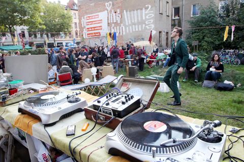 Place to go: Ein junger Mann tanzt auf einem Straßenfest in Leipzig-Plagwitz