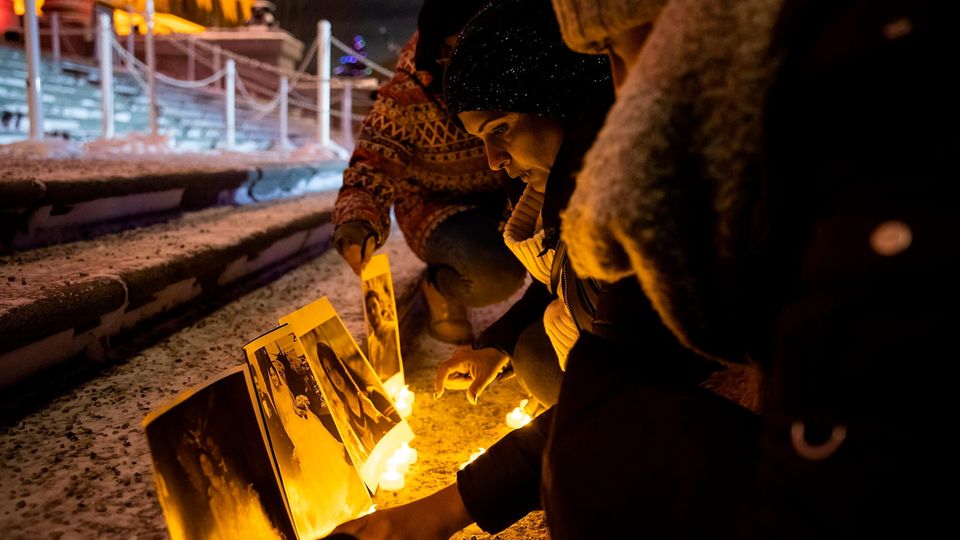 Trauernde in der Stadt Edmonton, wo 30 Opfer des Flugzeugabsturzes  von Teheran lebten