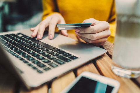 Frau beim Onlinebanking