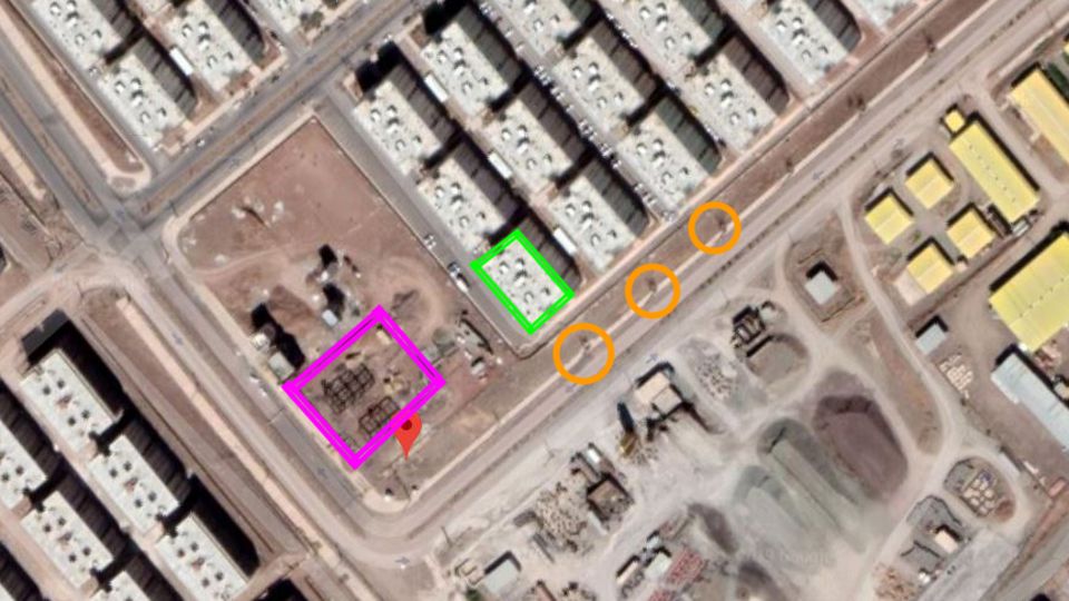 Nach Video-Analyse: Details, die auch im Video zu sehen sind: fünfstöckiges Gebäude im Hintergrund (grün); Baustelle links vom Filmenden (lila) und im Video am rechten Bildrand zu sehende Straßenlaternen (orange). Der rote Punkt markiert die Position, aus der das Video gedreht wurde. Details, die auch im Video zu sehen sind: fünfstöckiges Gebäude im Hintergrund (grün); Baustelle links vom Filmenden (lila) und im Video am rechten Bildrand zu sehende Straßenlaternen (orange). Der rote Punkt markiert die Position, aus der das Video gedreht wurde.