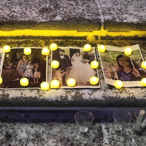 Vor dem Parlamenstgebäude in Edmonton haben Trauernde eine kleine Gedenkstätte für die Absturzopfer errichtet